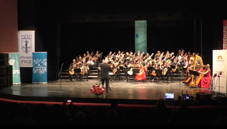 Фестивалният оркестър с диригент Пламен Марков ще постави финала на "Културните центрове на Европа" с концерт в Доходно здание Фестивалният оркестър с диригент Пламен Марков ще постави финала на "Културните центрове на Европа" с концерт в Доходно здание