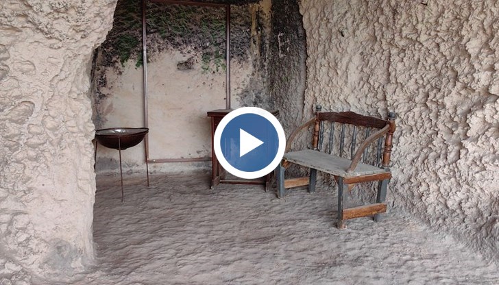 Пенсиониран дипломат изрисува икона върху 200-годишна врата за възродената обител