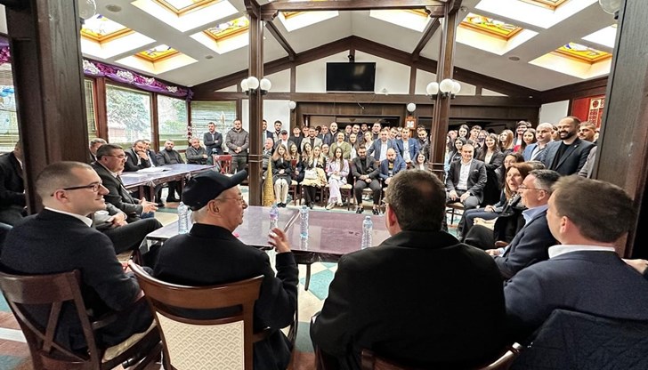 Собственикът на имота твърди, че Ахмед Доган и привържениците му нямат правно основание да пребивават там