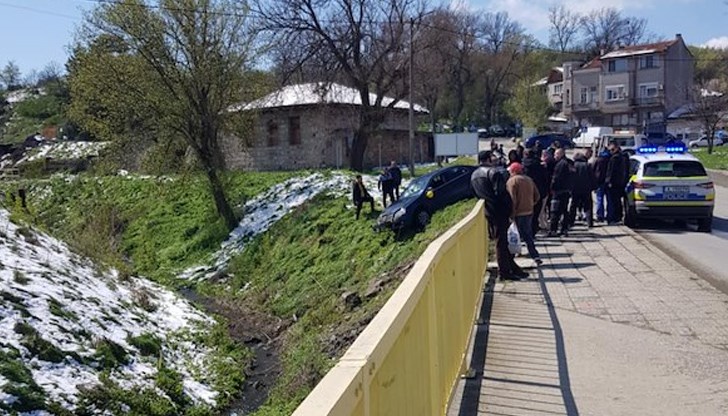 Кола с абитуриенти падна в дере в Карнобат