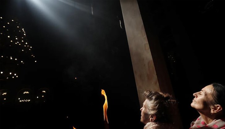 Огънят бе измолен от Йерусалимският Патриарх Теофил III