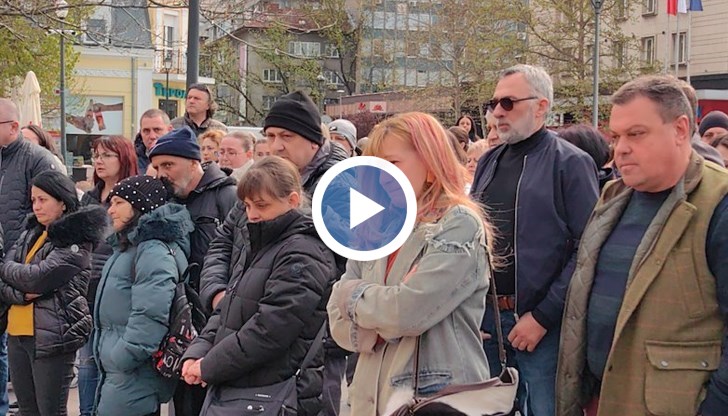 Емоционален протест срещу войната по пътищата пред Съдебната палата