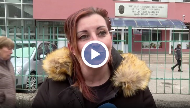 Изключително трудно му е - мускулите са му отслабнали в резултат на това, че две седмици беше под влияние на медикаменти, сподели майката на детето