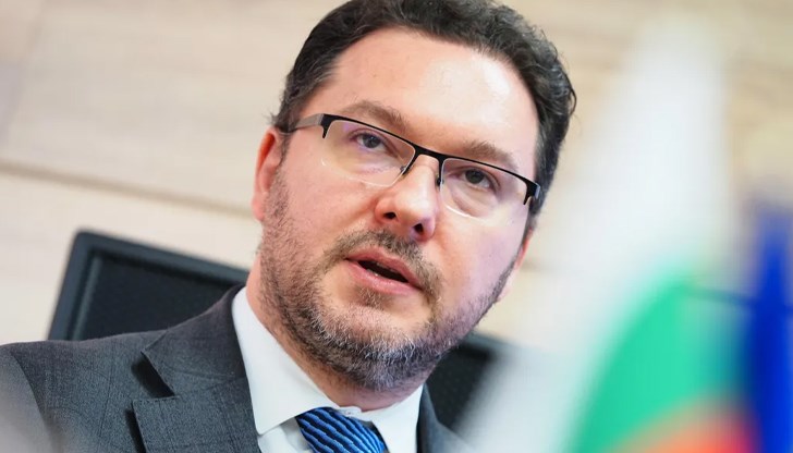 Даниел Митов обяви, че са извършени проверки и директорът е изпълнил неговите указания