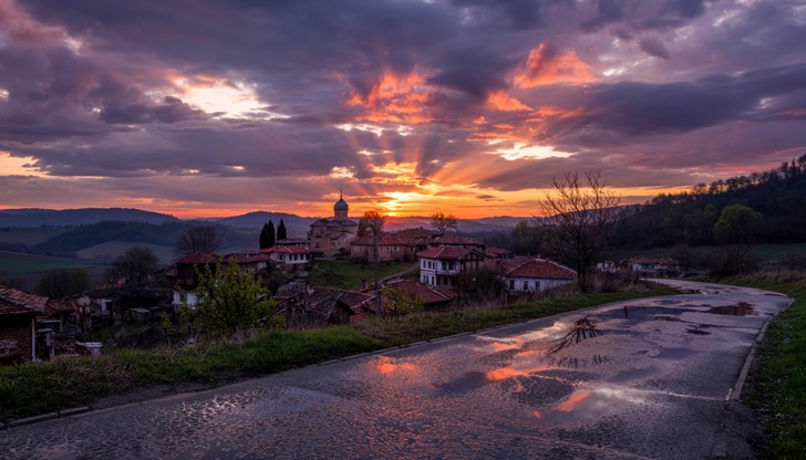 Дъждовете спират до вечерта на събота, неделя ще бъде предимно слънчево
