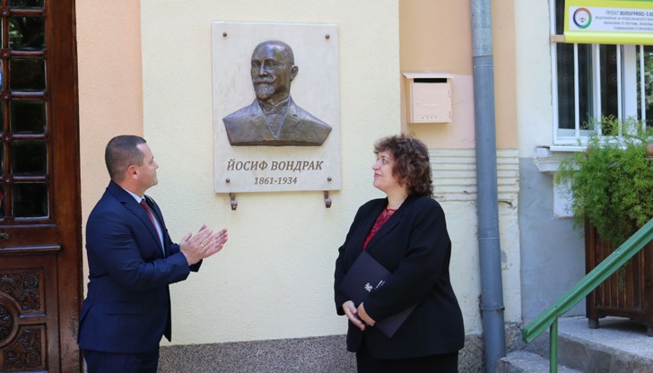 Директорът Даниела Кънчева получи плакет от кмета Пенчо Милков за съхраняването на традициите и създаването на съвременни специалисти