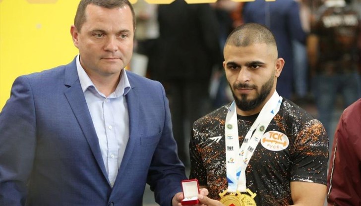 Шампионът получи златна значка и парична премия от кмета на Русе