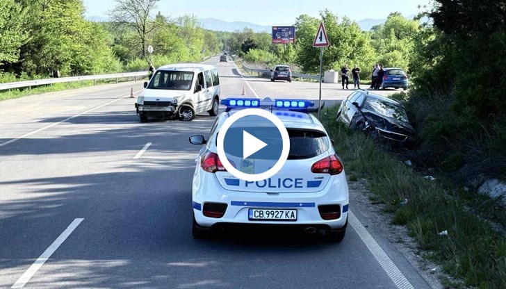 Едната кола излетя в канавката, инцидентът е заснет от видеорегистратор