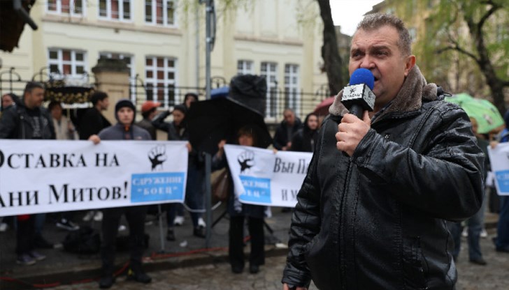 Георги Георгиев показа заповед за уволнение на вътрешния министър Георги Георгиев показа заповед за уволнение на вътрешния министър