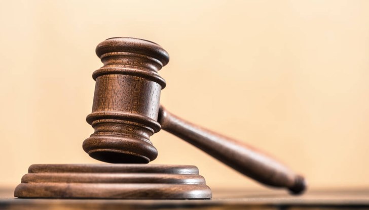 Водачът е обвинен за катастрофа с причиняване на смърт и опасност за живота на друг участник в движението