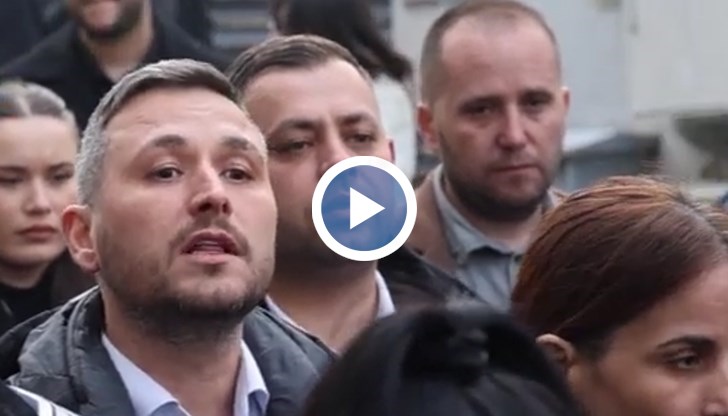 Активисти от Младежкото ДПС твърдят, че са били изведени от полиция, въпреки че са били официално поканени от Доган