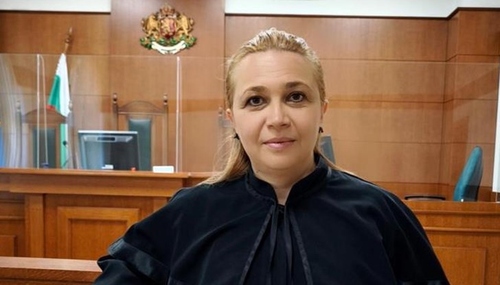 Десислава Великова има над 24 години юридически стаж