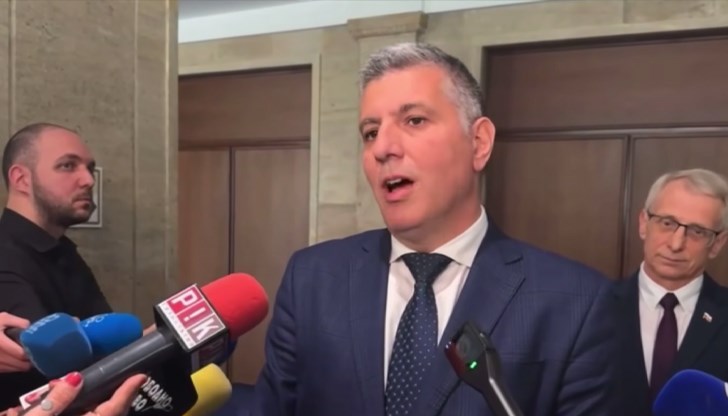 Бившият министър на регионалното развитие коментира публикуваните чатове между него и лидера на "ДПС-Ново начало" Бившият министър на регионалното развитие коментира публикуваните чатове между него и лидера на "ДПС-Ново начало"