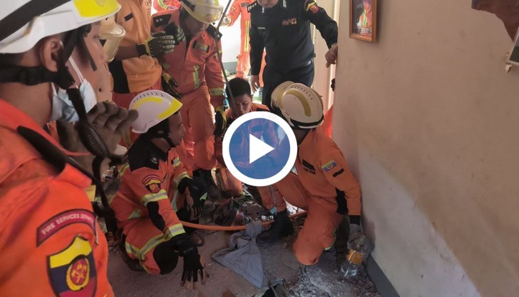 Спасителните екипи продължават да търсят оцелели въпреки малките шансове