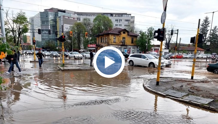 Наводнение блокира трамвайното движение на булевард "Цар Борис Трети"