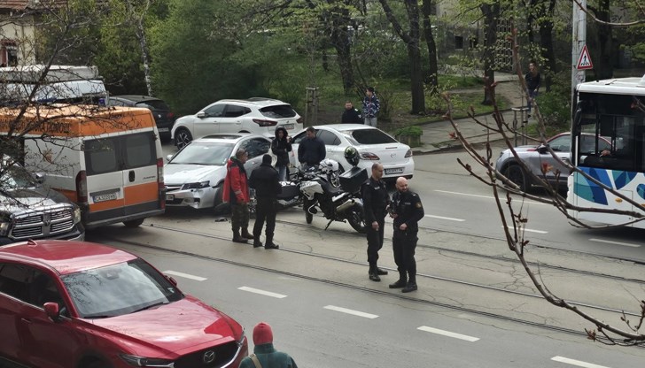Две коли и два полицейски мотора се удариха в квартал "Гео Милев"
