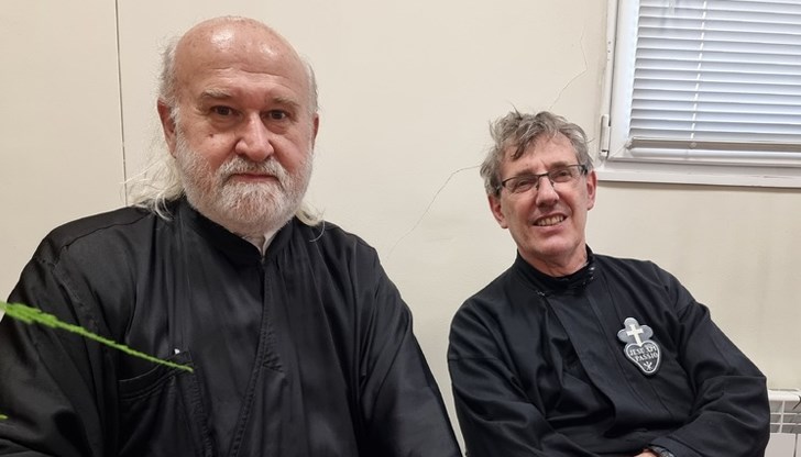 Когато празнуваме заедно Възкресение Христово, е по-радостно, казват отец Стефан и отец Валтер