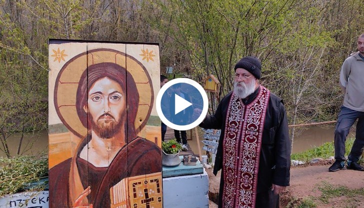 Осветиха икона на Исус Христос в древна скална обител