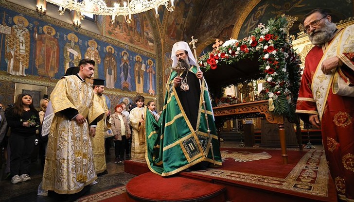 Българският патриарх отслужи опелото Христово в катедралния храм „Света Неделя" Българският патриарх отслужи опелото Христово в катедралния храм „Света Неделя"