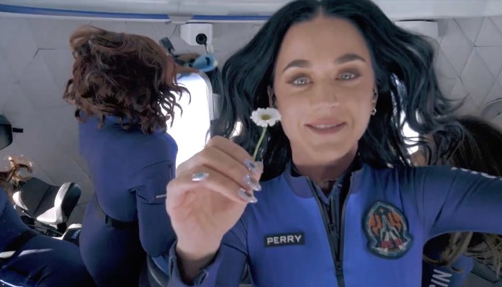 Певицата беше част от изцяло женски екипаж на суборбиталния полет на Blue Origin, който предизвика както възхищение, така и конспиративни теории