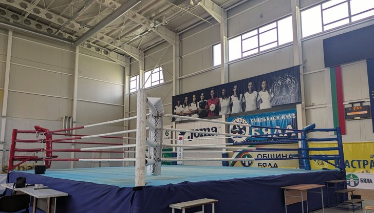 Десетки състезатели ще премерят сили на ринга през следващите три дни