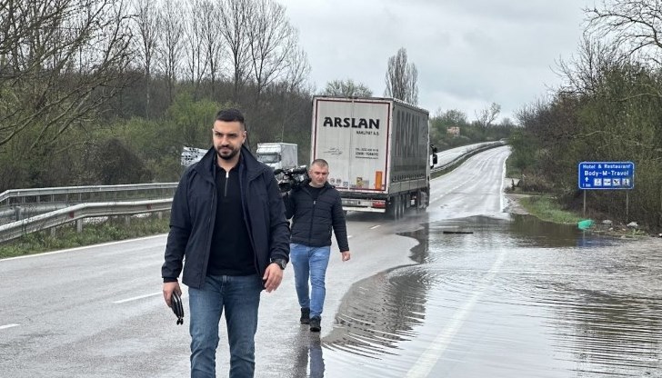 Временно е поставен предупредителен знак за повишено внимание и опасност на пътя заради риск от аквапланинг