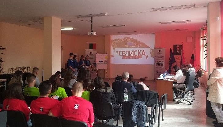 Отборът, създал проекта "СЕЛИСКА - устойчив кът", получи шанс за отлична оценка при кандидатстване в УНСС