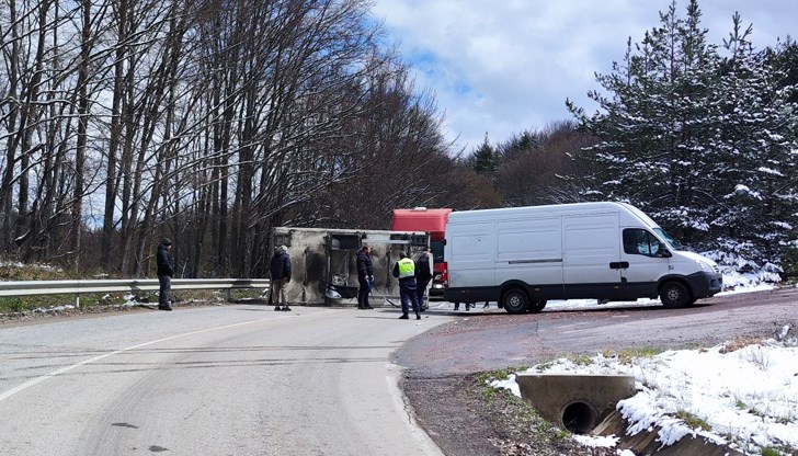 Обърнат контейнер запречи едното платно