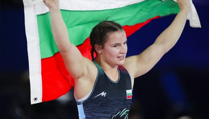 Българската състезателка по борба обърна резултата в последните секунди на схватката Българската състезателка по борба обърна резултата в последните секунди на схватката