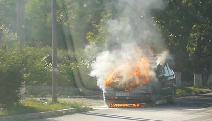 Пожарът е унищожил напълно "Мерцедес Спринтер" и БМВ