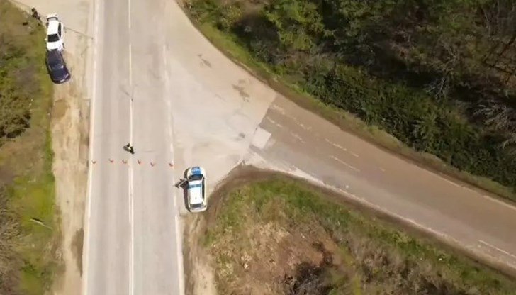 Специалисти ще изследват сцеплението на асфалта в участъка, където загина Сияна