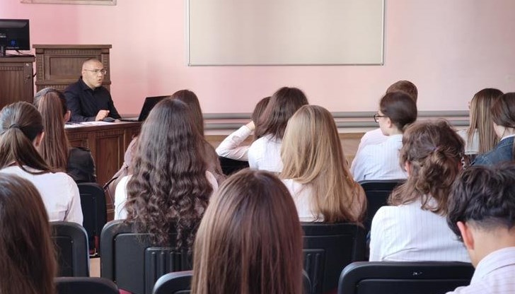 Съдия Ивайло Йосифов запозна русенски ученици с последните конституционни промени