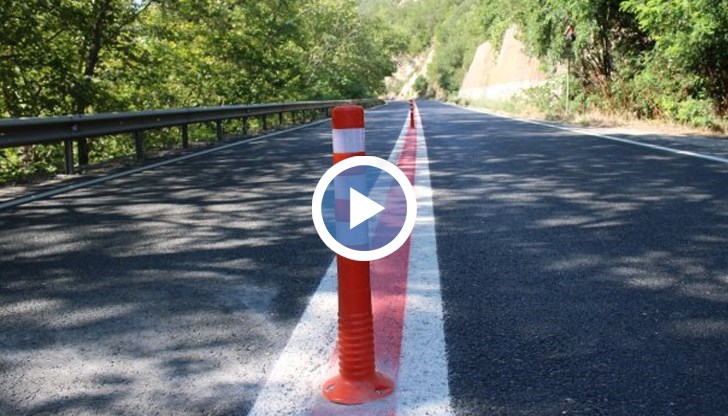 Започна монтирането на разделителни колчета на "отсечката на смъртта"