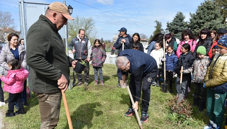 Кметът Димитър Славов и експерти от горското стопанство подкрепиха младите еколози