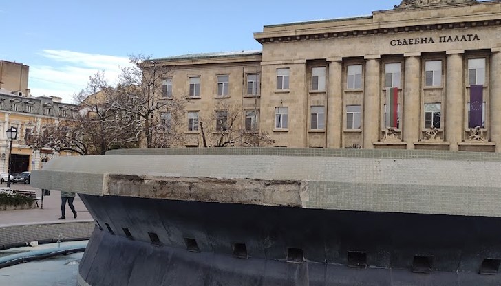 Шадраванът на централния площад се разпада