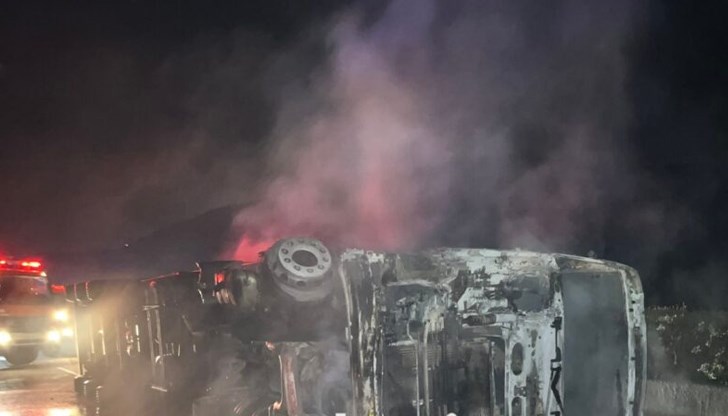 Камионът се е обърнал и запалил на магистралата Атина - Ламия