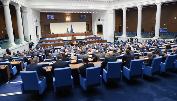 Гласуват вота на недоверие на кабинета „Желязков“