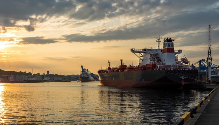 Vitol, Trafigura и Gunvor обмислят подновяване на търговията с руски петрол Vitol, Trafigura и Gunvor обмислят подновяване на търговията с руски петрол