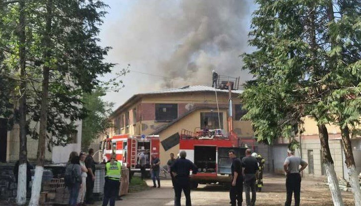 Огнената стихия е обхванала покрива на бившата фабрика "Болшевик"