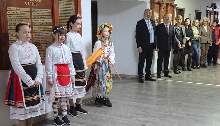 Традициите оживяха с песни и благословии от малките лазарки