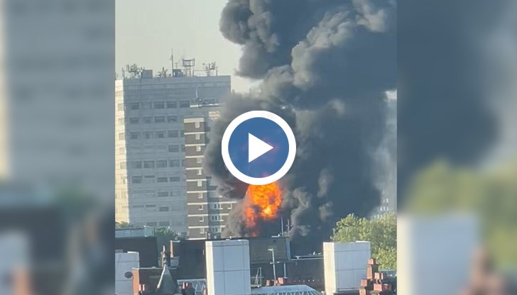 Над 100 пожарникари се борят с пламъците