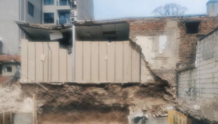 По чудо няма пострадали при срутване на стена в адвокатска кантора във Варна