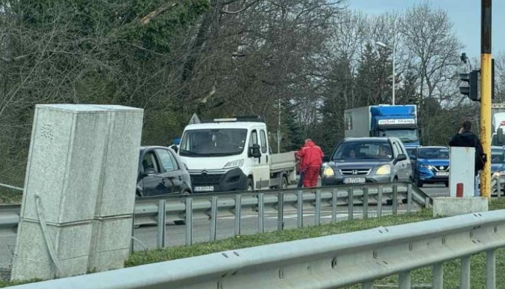 Няма пострадали при инцидента, задържаните са транспортирани с друг автомобил