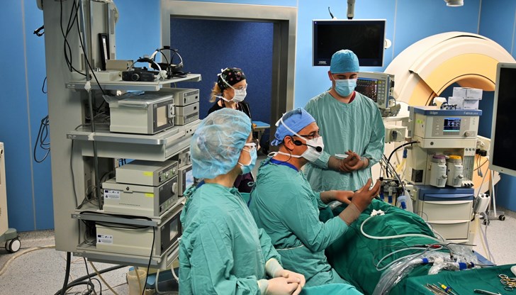 Пациентката с двустранни подутини в очната област и двойно виждане се възстановява успешно след прецизна ендоскопска интервенция