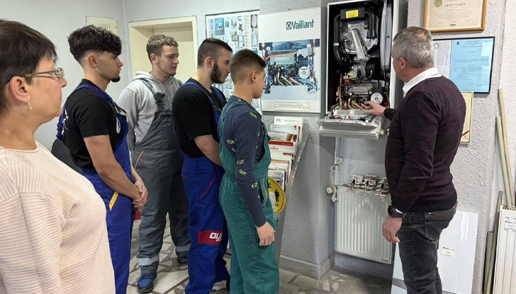 Осемнадесет възпитаници на професионалната гимназия придобиха нови умения за работа с електрически превозни средства и климатични инсталации