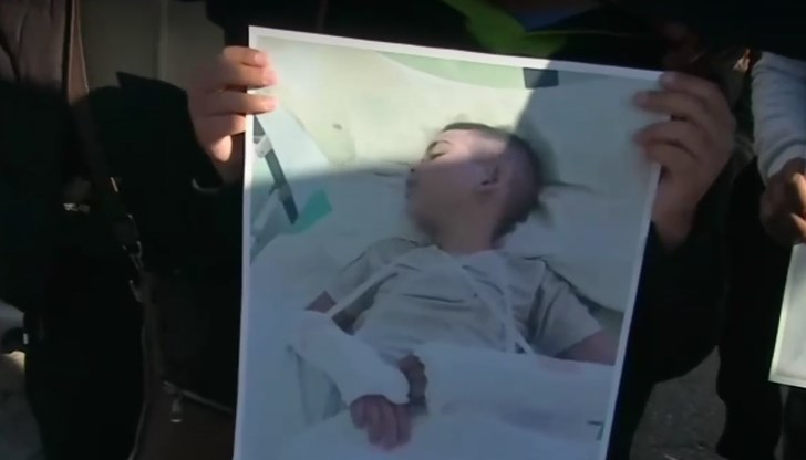 Момчето е със счупени ръце, след като мъжът го хвърлил през перилата на мост