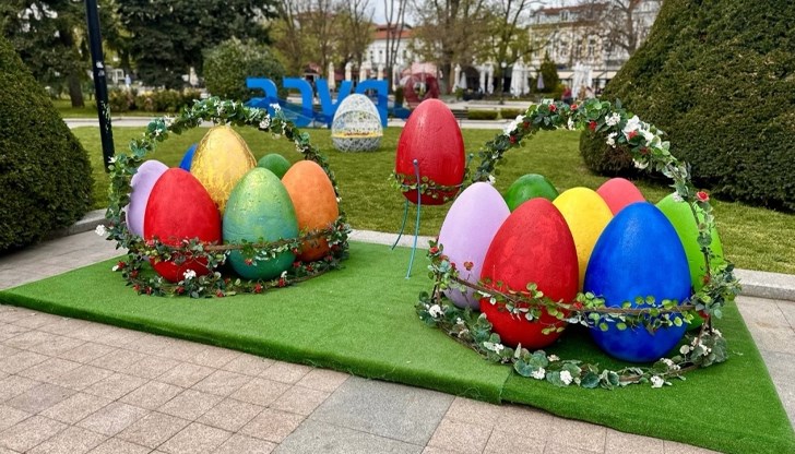 Пъстри великденски композиции оживяват центъра на Русе преди големите християнски празници
