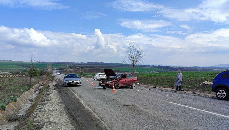 Мъжът е приет в болница със счупена ключица след сблъсък между два автомобила