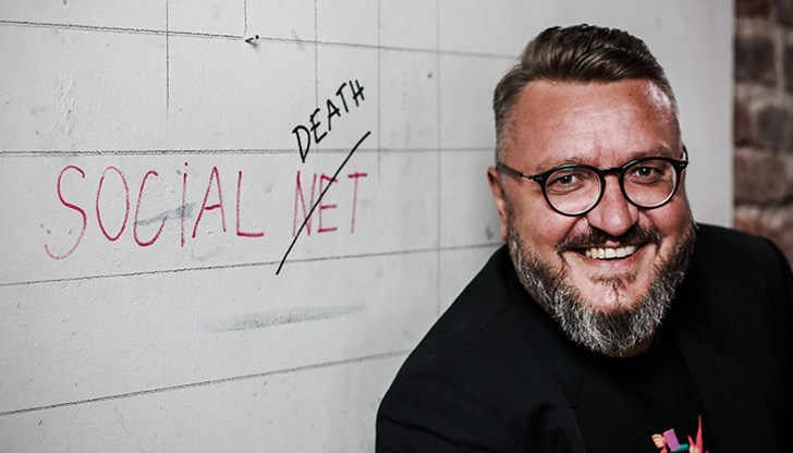 Известният журналист разкритикува медиите за обширното отразяване на погребението на папата, докато българските обичаи остават на заден план