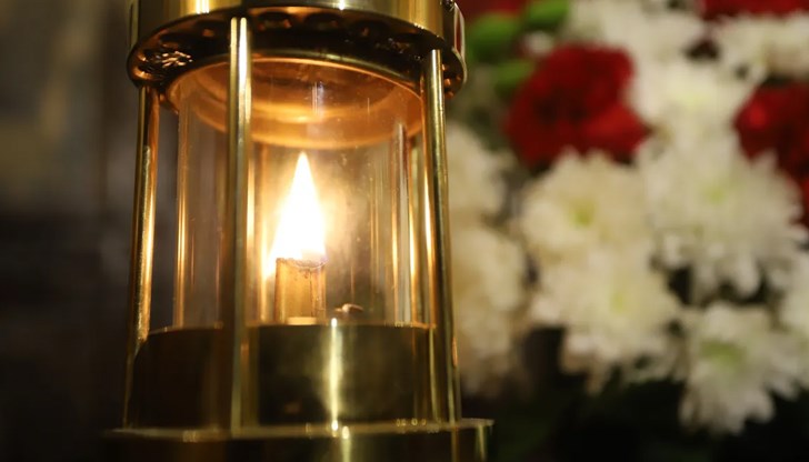 Огънят ще бъде разпределен от Синодалната палата в столицата до всички църкви в страната